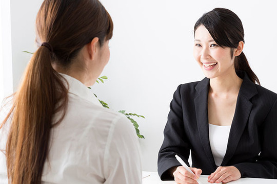 舞鶴の結婚相談所で相談する女性